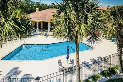 Image de Serene Entièrement meublé Condo 2 chambres / 2 salles de bain