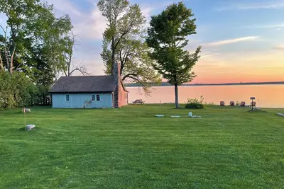 Image de Mobilier mis à jour! - Thenell Cottage - Charme rustique à quelques pas de la baie!