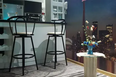 Image de Condo relaxant nouvellement inscrit au centre de tout