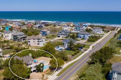 Image de Notre Beach Oasis: piscine privée, bain à remous, 700 pieds. accès à la plage