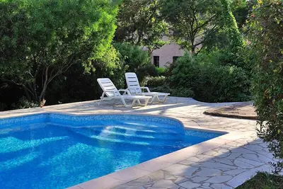 Image de Maison provençale avec belle piscine/grand jardin arboré tout confort  au calme