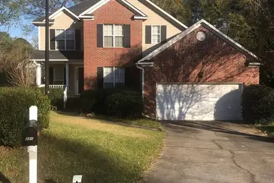 Image de Great Home, quartier calme avec grande piscine.