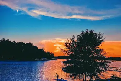 Image de Belle retraite au bord de l’eau sur le lac Keowee avec carte de stationnement pour journée de jeu Clemson