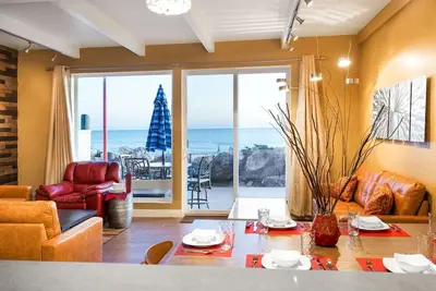 Image de Nouvelle liste! Retraite à couper le souffle face à la plage avec trois histoires de vues sur l'océan!