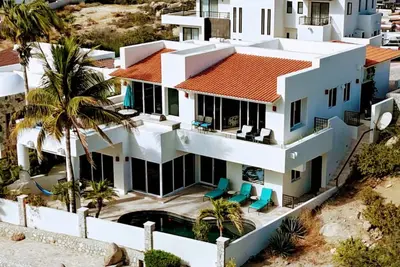 Villa vibrante avec vue sur l'océan, piscine et promenade en ville