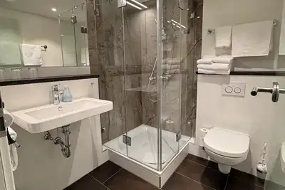 Image de Gemütliches und modernes Doppelzimmer, mit Sitzecke, Sat-Tv und Badezimmer