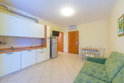 Image de Suite Deux Pieces N ° 5, A 20 Metres De La Mer, Meublee Avec Parking Prive.