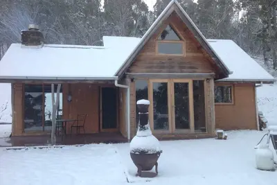 Image de Superbe cottage indépendant en brique de boue de 2 chambres à coucher près de Mt Hotham!