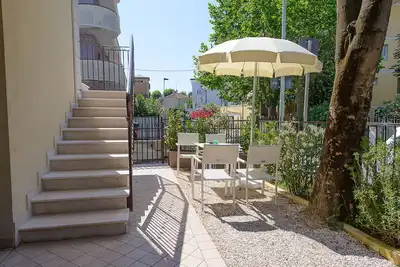 Image de Appartement 6/7 places, à 20 mètres de la mer, avec petit jardin.