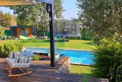 Image de Maison moderne avec piscine et jeux pour enfants, très proche du centre de Lyon