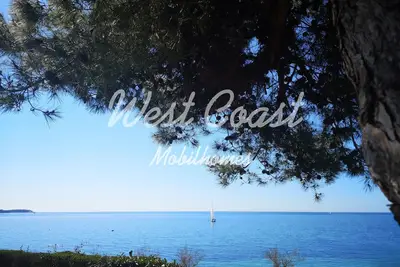 Image de West Coast Mobile Homes avec terrasse Xxl dans la station naturiste Solaris près de Porec