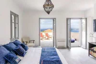 Image de Maison Suisse avec vue sur la mer dans la ville de Spetses