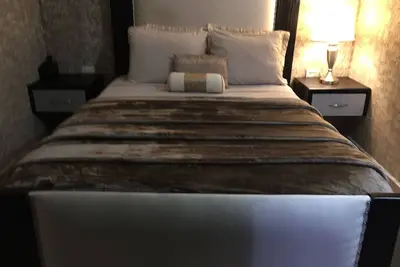 Image de Propre, élégamment confortable, calme et proche de l'aéroport