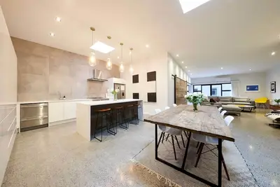 Image de Designer, Loft converti 4 ch | Minutes to SkyCity