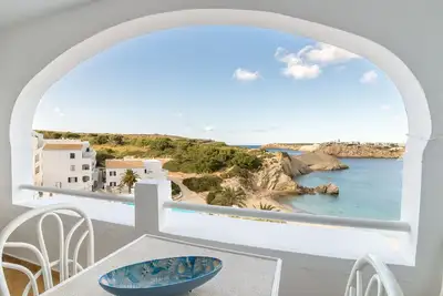 Bel appartement avec Wi-Fi, piscine, terrasse et vue sur mer.