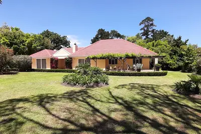 Image de Maison de vacances ensoleillée pour se détendre, grand jardin, piscine et vue Helderberg
