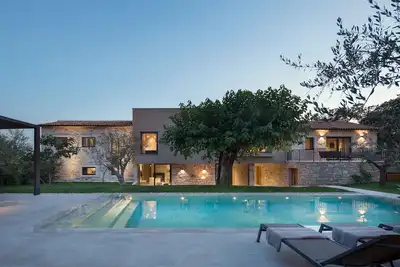 Image de Belle villa rénovée avec accès à une piscine privée