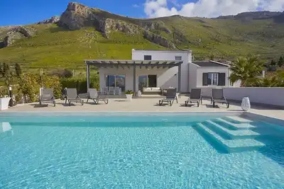 Image de Villa Blanche Avec Piscine Jusqu'À 9 Lits