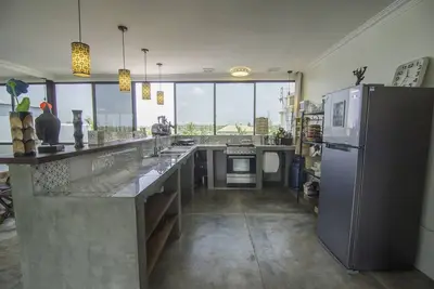 Image de Un habitat loin du domicile! Immeuble coloré avec chambres privées et espaces communs.