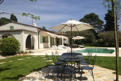 Image de Charmante villa familiale située dans un jardin luxuriant avec piscine privée