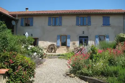 Image de Famille et ferme accueillant les animaux de compagnie; équipements modernes et superbes vues sur les Pyrénées