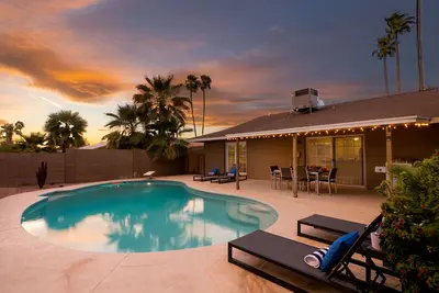 Image de * Salon * | Couchers de soleil au bord de la piscine | Maison récemment rénovée! ❤ par AvantStay
