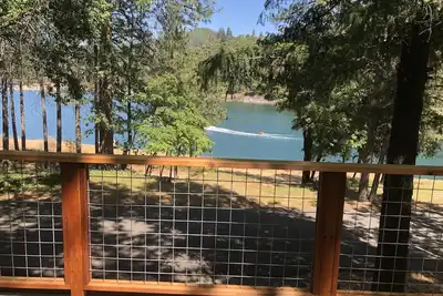 Image de Maison au bord du lac avec 1000 sq / ft de terrasse avec vue imprenable sur l'eau.