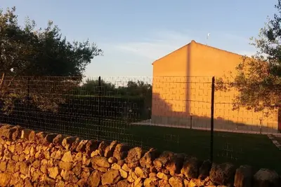 Image de Maison de campagne avec piscine, rénovée et bien meublée