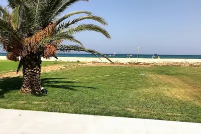 Image de Bungalow en bord de mer, pieds dans l’eau