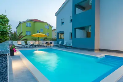 Image de Appartement de Luxe 1 Chambre avec Terrasse et Piscine