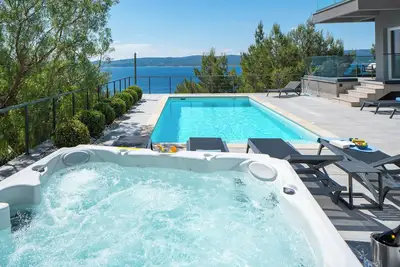 Image de Tout Neuf! Villa de luxe et élégante Iponi avec piscine privée, salle de sport, vue sur la mer