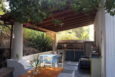 Image de Maison éolienne typique avec jardin, Vulcano, îles Éoliennes.