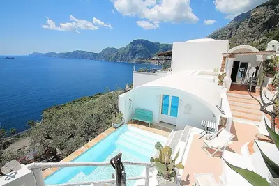 Image de Villa Style: Une splendide et lumineuse villa historique de trois étages située sur une colline.