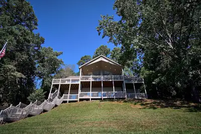 Image de Belle maison familiale de 5 chambres, 4 salles de bain - 14 couchages - Dock privé - Très bien situé!