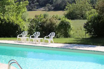Image de Lou Penequet, Mas typique avec piscine en Provence, nature, calme