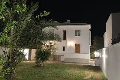 Image de Charmante villa avec grand jardin et parking. .