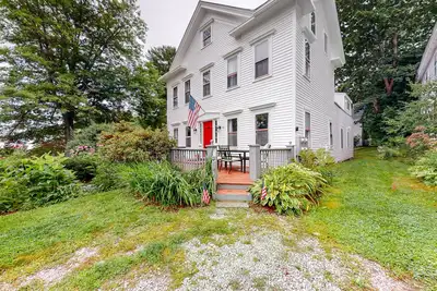 Image de Maison acceptant les chiens avec quatre appartements séparés au coeur du centre-ville!