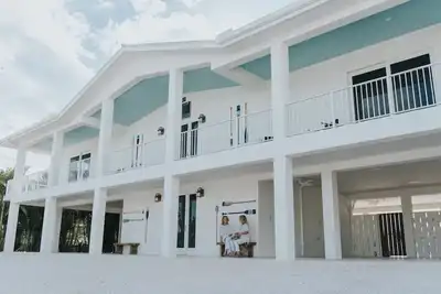 Image de New & Lux Canal home w / piscine privée et grand quai à Coco Plum Beach