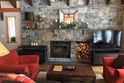 Cabine récemment rénovée dans les bois