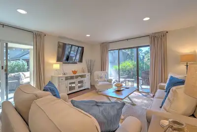 Image de Maison de ville pour chiens avec piscine partagée, vue sur le golf et à quelques pas de la plage!