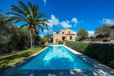 Image de Villa rustique avec piscine, jardin, Wi-Fi, climatisation et balcon ; Parking disponible