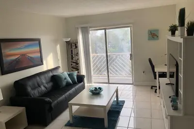 Charming Sunny Airport Apartment