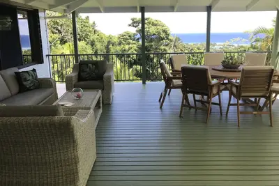 Image de Vaste maison de famille, emplacement tranquille à flanc de colline avec vue sur le Pacifique