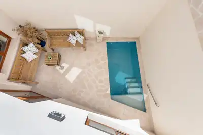 Image de Maison de ville climatisée avec piscine, Wi-Fi, balcon et terrasse sur le toit