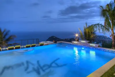 Image de Deja View - Incroyable maison de luxe unique! Condition Parfaite!