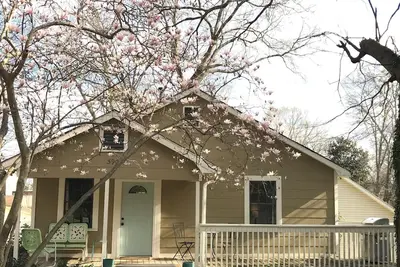 Image de Location mensuelle clé en main meublée 2br / 1ba dans le centre-ville historique de Norcross