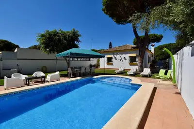 Image de Belle Villa entourée de pins avec piscine
