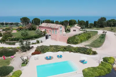 Image de Charme et l'hospitalité à un 500 m de la mer. Piscine entourée de verdure