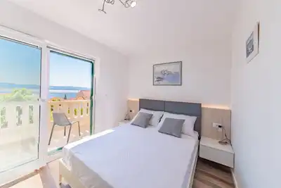 Image de Appartement neuf moderne avec vue mer et grande terrasse + cheminée!
