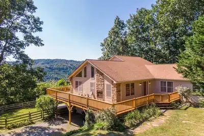 Image de Escapade Grandview - 10 minutes de la promenade, bain à remous, privé, table de ping-pong!